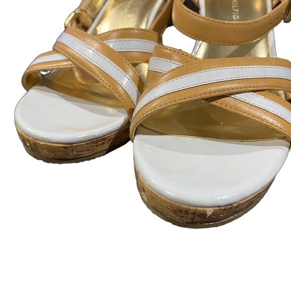 TOMMY HILFIGER Women’s GOLD & WHITE Joliet Strappy Wedge Sandals Heels Size 7M - Picture 7 of 7